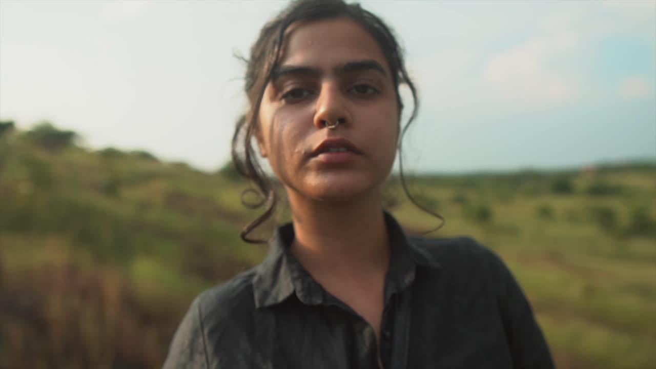 카메라에 자신감을 찾고 검은 드레스에 젊은 사춘기 여자