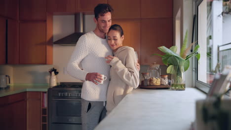 café, amor o un abrazo de pareja feliz en la cocina