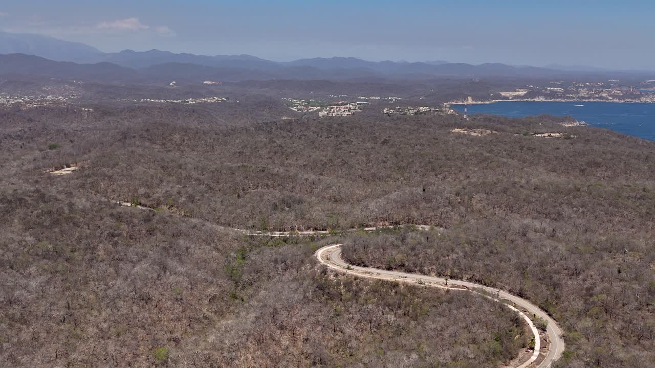 un dron volando por encima del parque nacional de huatulco