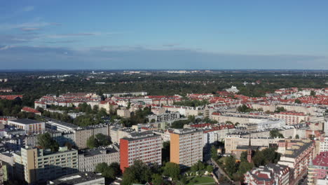 Toma-Aérea-De-Un-Paisaje-Urbano-Europeo-Con-Una-Mezcla-De-Edificios-Altos-Y-Bajos