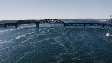 4k-Drohne-Zur-Brücke-über-Den-Fluss-Fliegen