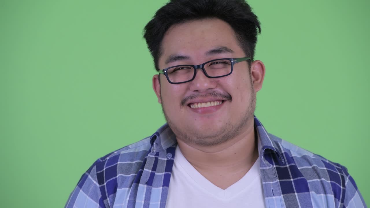 멋진 젊은 과체중 아시아 스터 남자