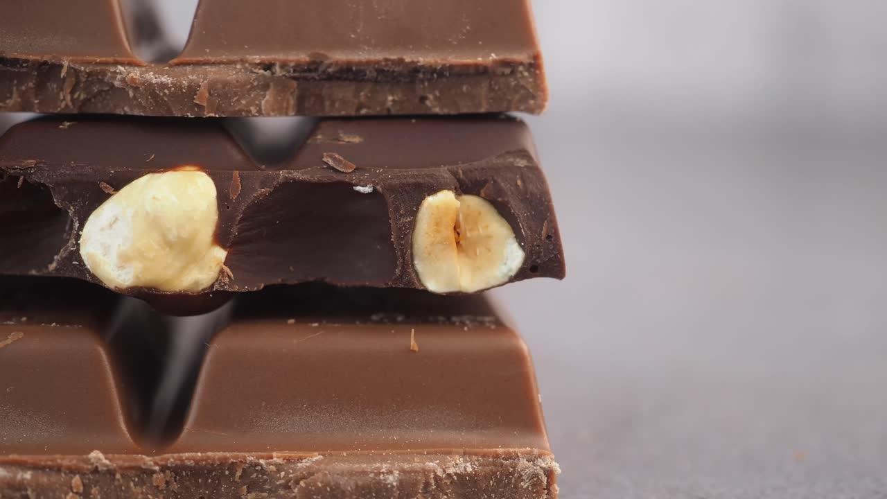 primer plano de barras de chocolate apiladas con avellanas