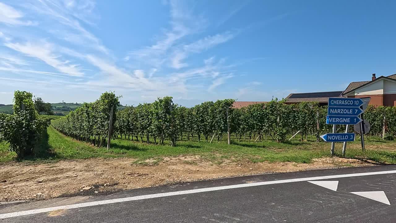 은 하늘과 도로로 포도의 풍경