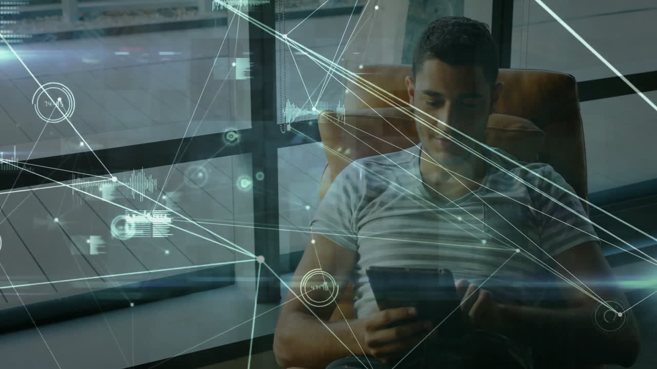 animación de la red de conexiones con procesamiento de datos sobre empresario biracial usando tableta