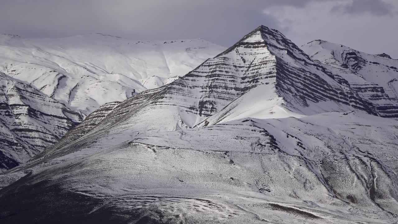 la nevada montaña de la pirámide de cerro cerca de chalten, en la patagonia.