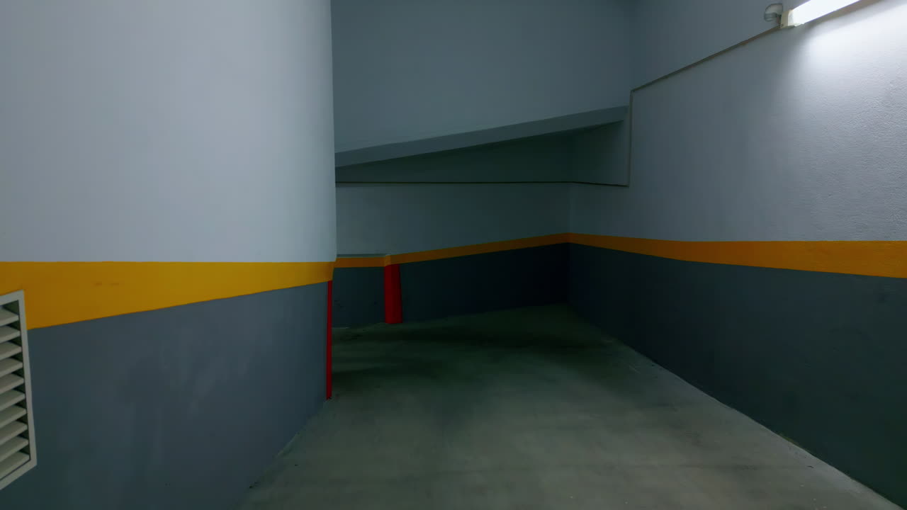 밝은 led 램프로 조명 된 긴 빈 입구 복도. 넓은 복도를 보십시오.