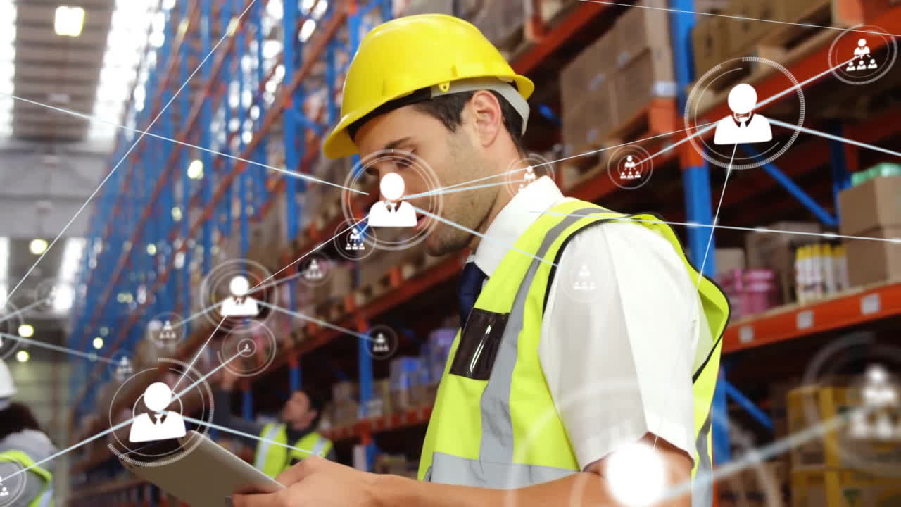 animación de la red de conexiones con iconos sobre el hombre caucásico que trabaja en el almacén