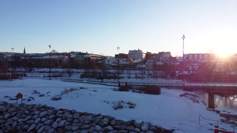 Atraviesa-El-Encantador-Bosque-Cargado-De-Nieve,-Donde-Cada-Rama-De-Los-árboles-Está-Delicadamente-Adornada-Con-Una-Prístina-Capa-De-Nieve,-Creando-Una-Atmósfera-Mágica-Que-Te-Transporta-A-Un-Reino-De-Tranquilidad.