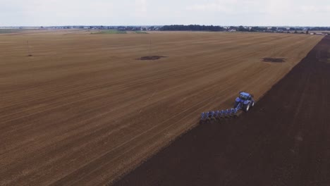 Tractor-De-Arado-Moderno-Azul-Trabajando-En-El-Campo-2