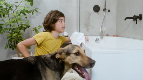 niña y perro en el baño.