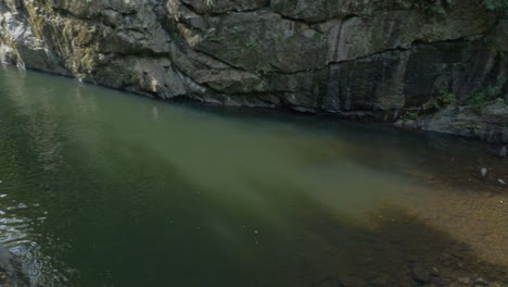 流水在淡水溪上的岩石中流動