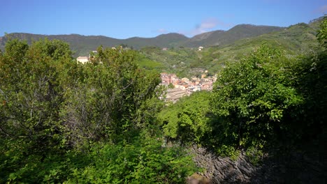 Uno-De-Los-Cinco-Hermosos-Pueblos-De-Cinque-Terre-Con-Casas-Coloridas-En-Un-Acantilado-Junto-Al-Mar