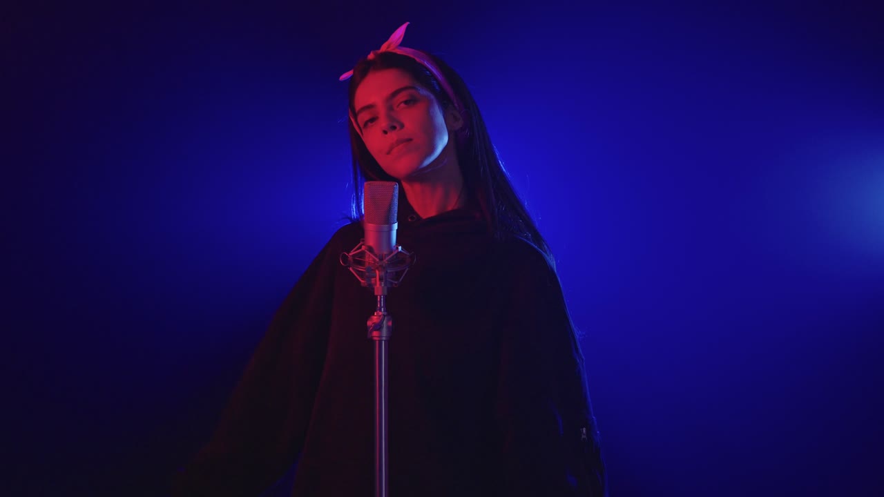 마이크에 노래 하는 여자