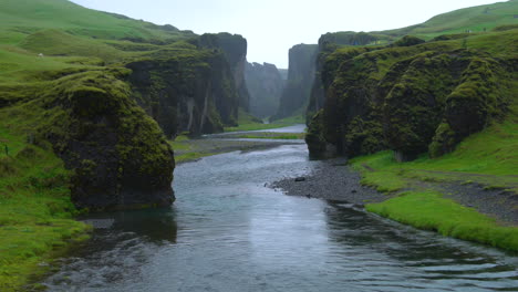 Paisaje-único-De-Fjadrargljufur-En-Islandia.