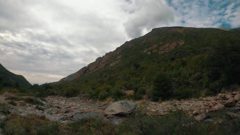 El-Agua-Fluye-Sobre-El-Arroyo-Casa-De-Piedra,-Bajo-Un-Cielo-Nublado,-Camino-Al-Refugio-General-San-Martin-En-San-Carlos-De-Bariloche,-Argentina