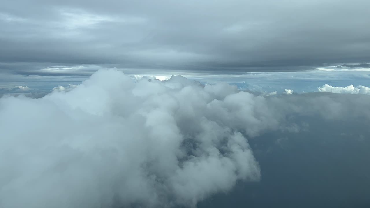 escena de nubes, tomada desde la cabina de un avión mientras volaba a través de un cielo frío de invierno sobre el mar mediterráneo