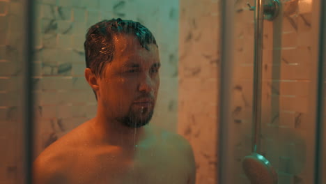 hombre tomando una ducha.