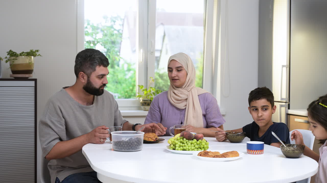 familia islámica tomando el desayuno.
