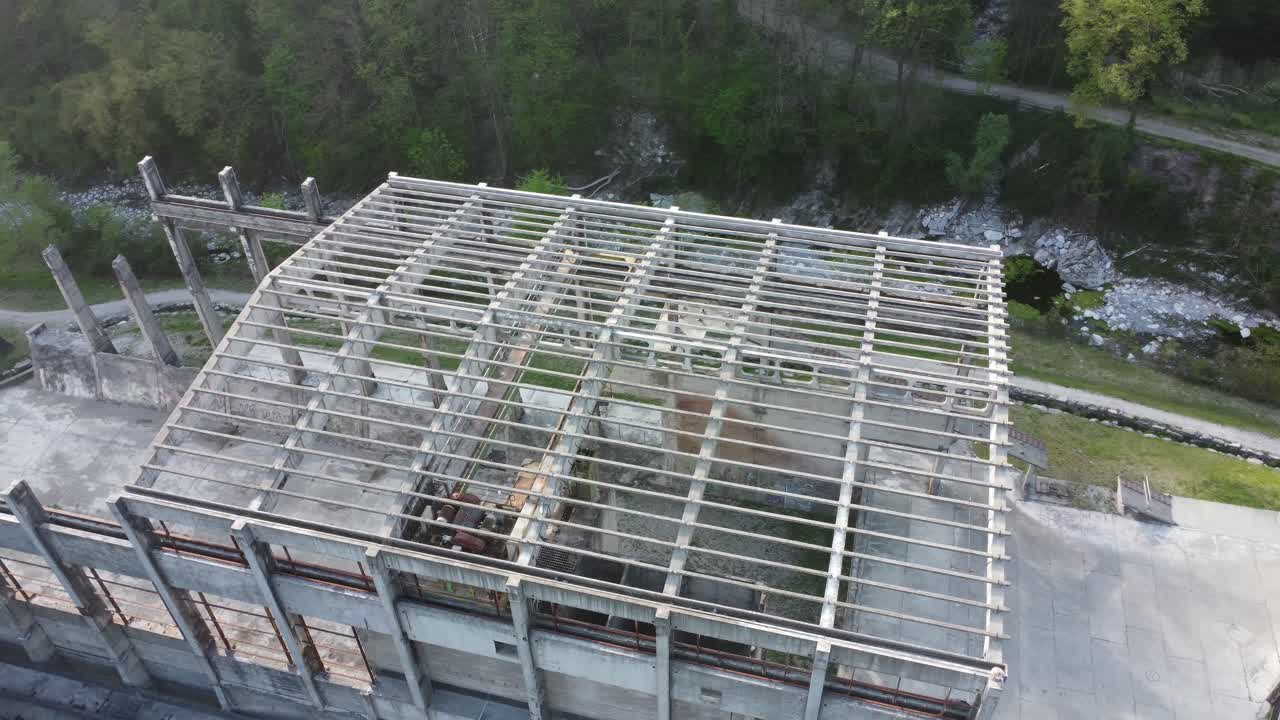 заброшенный памятник цементному заводу посреди природы дрон 4k