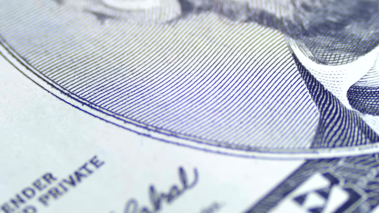 el rostro de abraham lincoln girando lentamente en el billete de cinco dólares