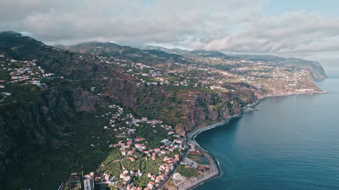 마데라 해안의 바다 풍경, 마을, 구름이 가득한 하늘, 공중, 드론