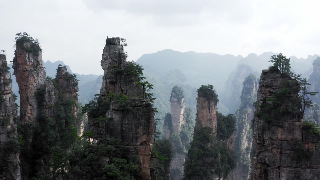 espectaculares pilares de piedra avatar en el parque nacional chino de zhangjiajie