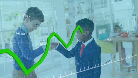 Animation-Eines-Diagramms-Und-Wechselnder-Zahlen-über-Schülern,-Die-Sich-Im-Klassenzimmer-Die-Hände-Schütteln