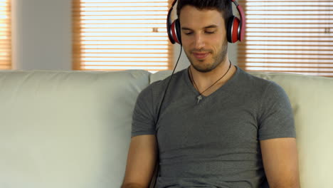 hombre escuchando música en su teléfono