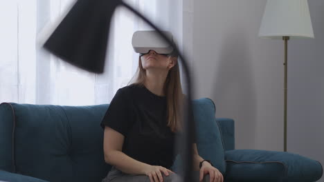 Studentin-Nutzt-Moderne-Technologie-Eines-Head-Mounted-Displays-Zu-Hause-Für-Spiele-Und-Bildung,-HMD-Und-VR-Headset