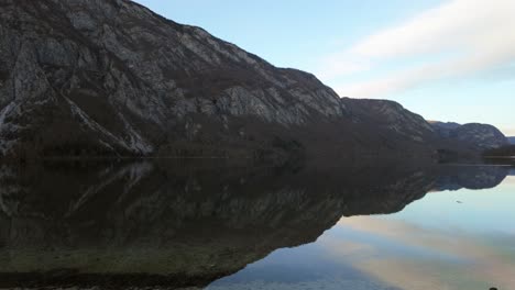 Vista-Idílica-Del-Paisaje-Del-Reflejo-De-Las-Montañas-Rocosas-En-El-Lago-Cristalino-De-Bohinj,-En-Los-Alpes-Julianos,-Eslovenia