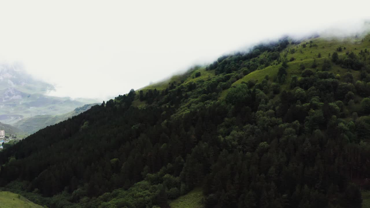 Paisaje montañoso de niebla