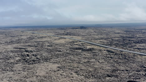 Vista-De-Drones-De-Autos-Conduciendo-Pacíficamente-En-La-Carretera-De-Circunvalación-En-Islandia.-La-Carretera-Es-La-Ruta-1-Y-La-Calle-Principal-Que-Permiten-Llegar-A-Todas-Las-Regiones-De-La-Isla