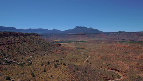 Drohnenaufnahme-Der-Bergkette-In-Mount-Zion-Im-Süden-Von-Utah