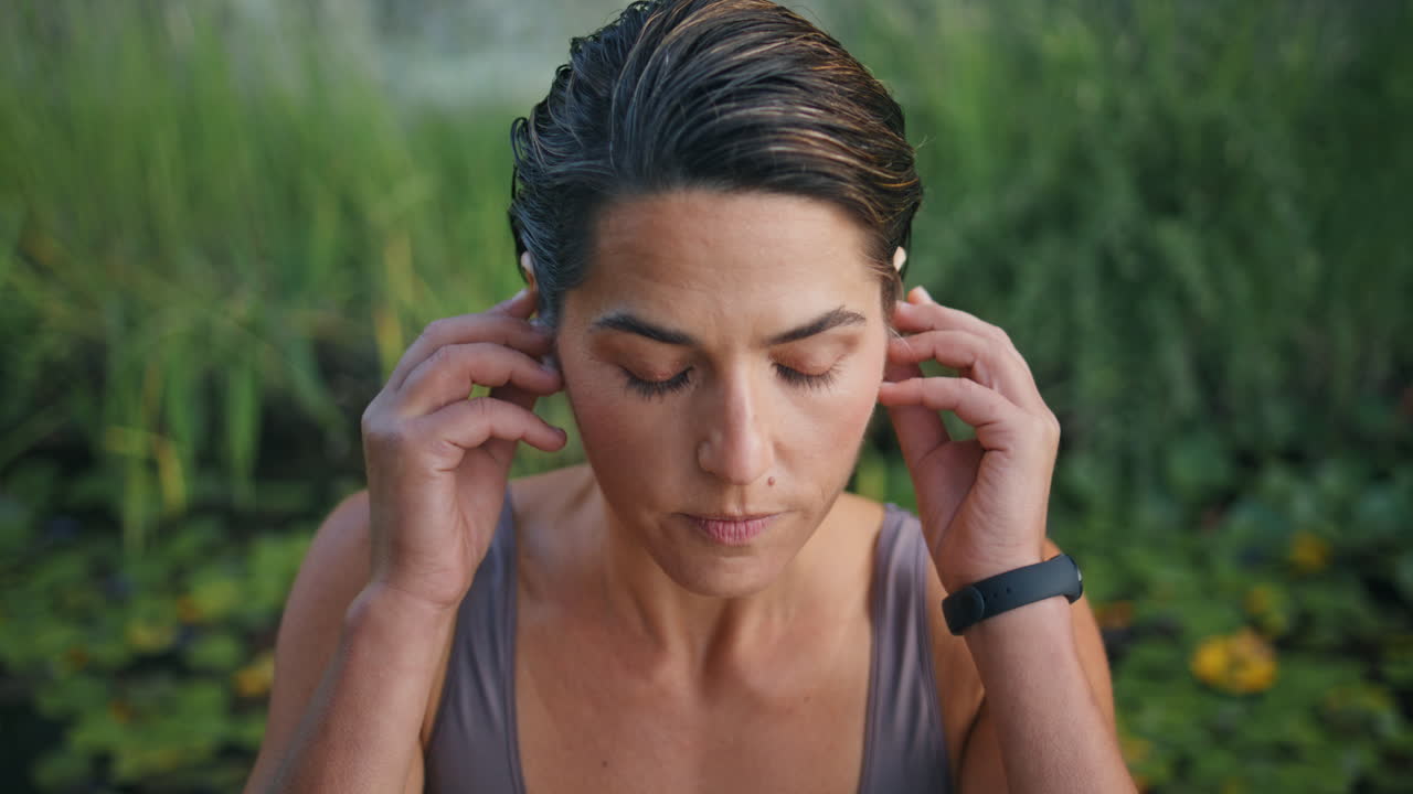 mujer deportiva con auriculares naturaleza de primer plano mujer preparándose para el entrenamiento sola