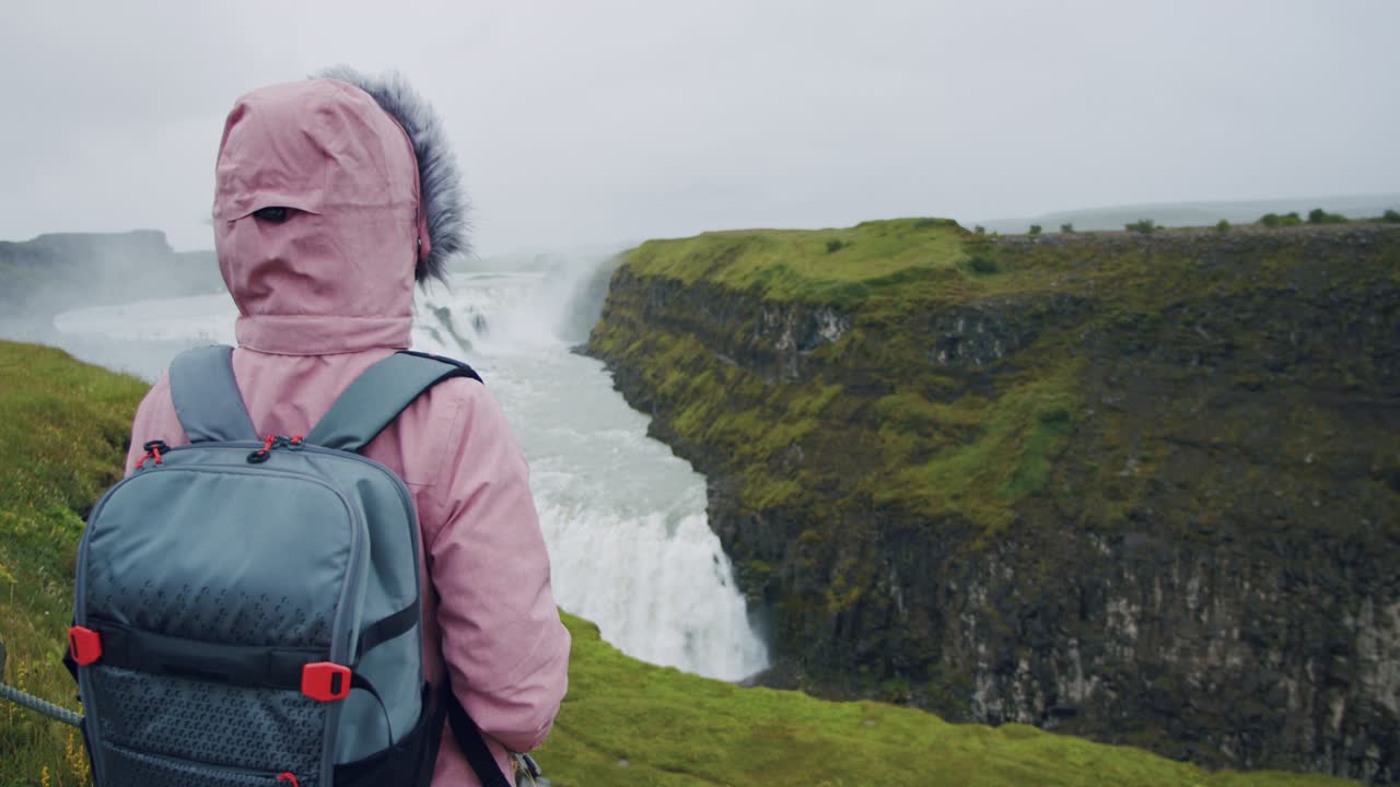 포스 폭포를 바라보는 여성 관광객 - 아이슬란드의 유명한 명소이자 랜드마크 목적지 - 골든 서클