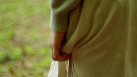 mujer caminando en un parque