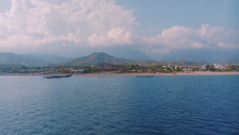 complejo costero con fondo montañoso