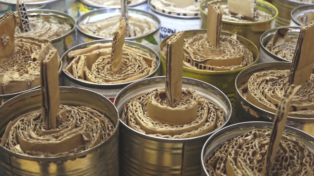 참호 양초는 자원 봉사 도우미가 만듭니다.