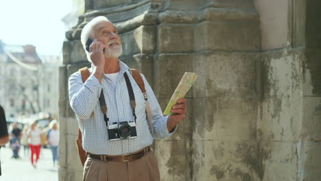 senior tourist mit fotokamera und karte