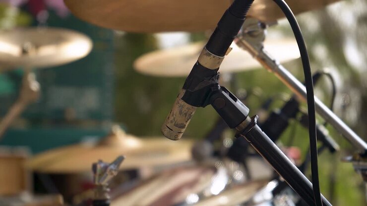 Batteria suonata a un concerto dal vivo all'aperto in un parco di giorno