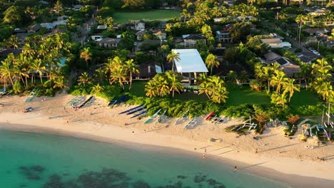 Schwenk-Drohnenansicht-Des-Lanikai-Strandes-In-Lanikai,-Hawaii,-Bei-Sonnenaufgang,-Wunderschönes,-Klares-Strandwasser,-Palmen,-Kanus,-Riffparadies,-Direkt-Am-Meer-Gelegenes-Anwesen