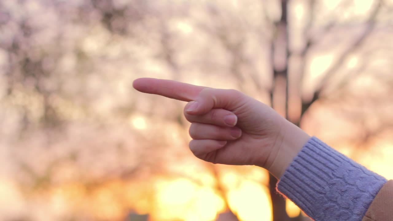 끊임없이 한 손가락으로 다른 사람을 비난하는 것.