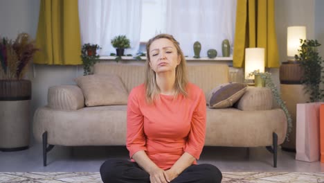 la mujer estornudando. paciente.