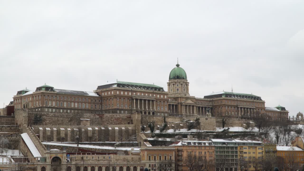 el castillo de buda es el castillo histórico