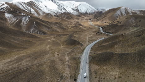 Automóviles-Circulando-Por-La-Autopista-En-La-Región-De-Lindis-Pass-En-La-Isla-Sur,-Nueva-Zelanda