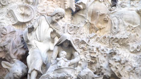 estatua de maría, josé y jesús en la escena de la natividad en la sagrada familia, barcelona