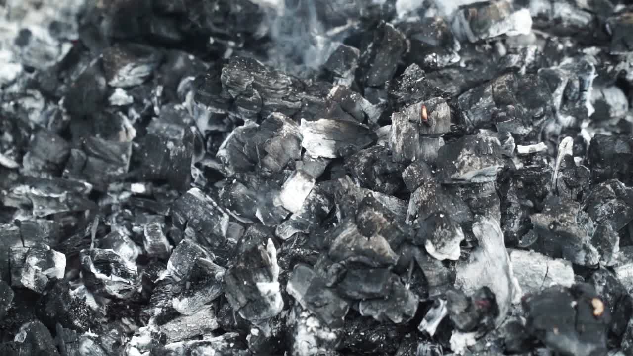 연기가 피어오르는 재, 클로즈업 샷, 오른쪽 팬, 바비큐용 벽난로