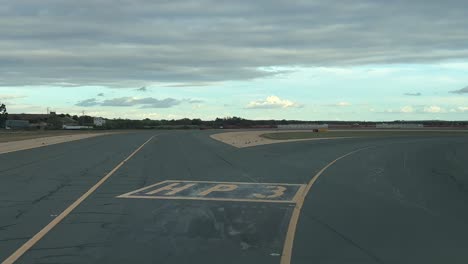 Rodaje-Del-Avión-Visto-Por-Los-Pilotos-Listos-Para-El-Despegue,-Tomado-Desde-La-Cabina,-En-Un-Frío-Día-De-Invierno