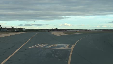 taxi de avión visto por los pilotos listo para el despegue, disparado desde la cabina, en un frío día de invierno